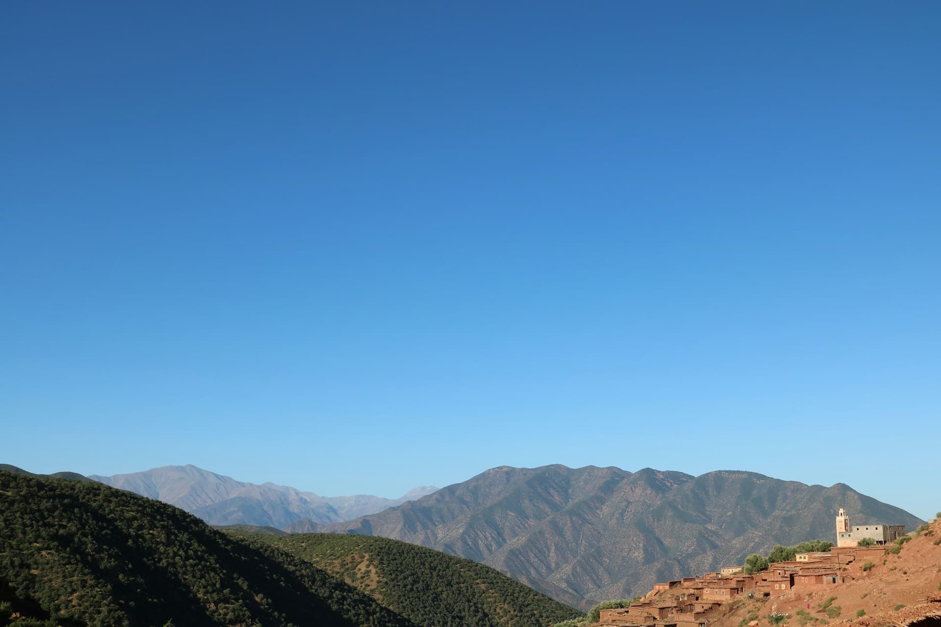 Breathtaking landscape of the Atlas Mountains featuring rocky peaks and expansive vistas, highlighting the stunning Moroccan countryside.